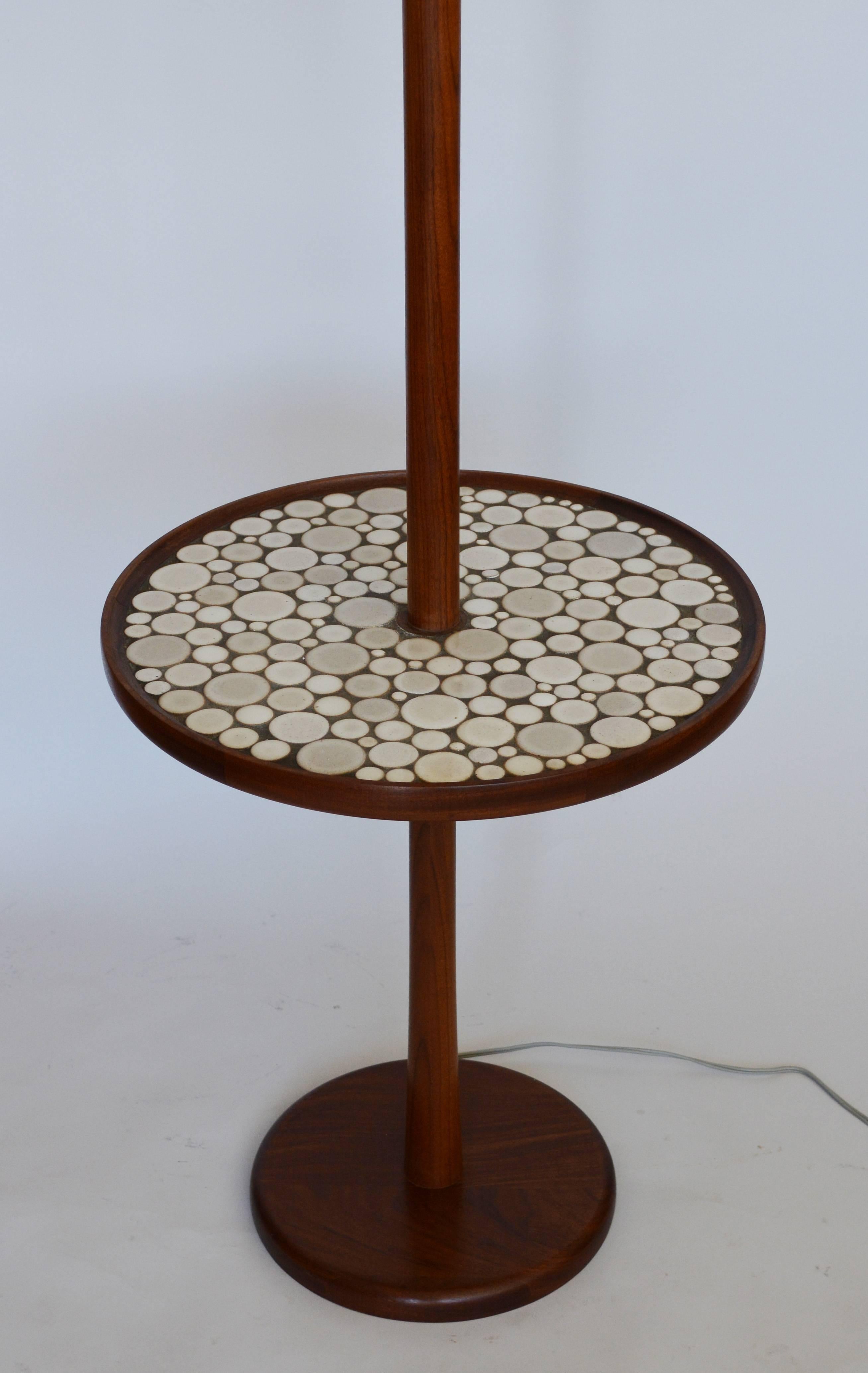 Walnut floor lamp with an integrated table by Gordon and Jane Martz. The tabletop features round off-white and light oyster tiles. The lamp has the original shade.