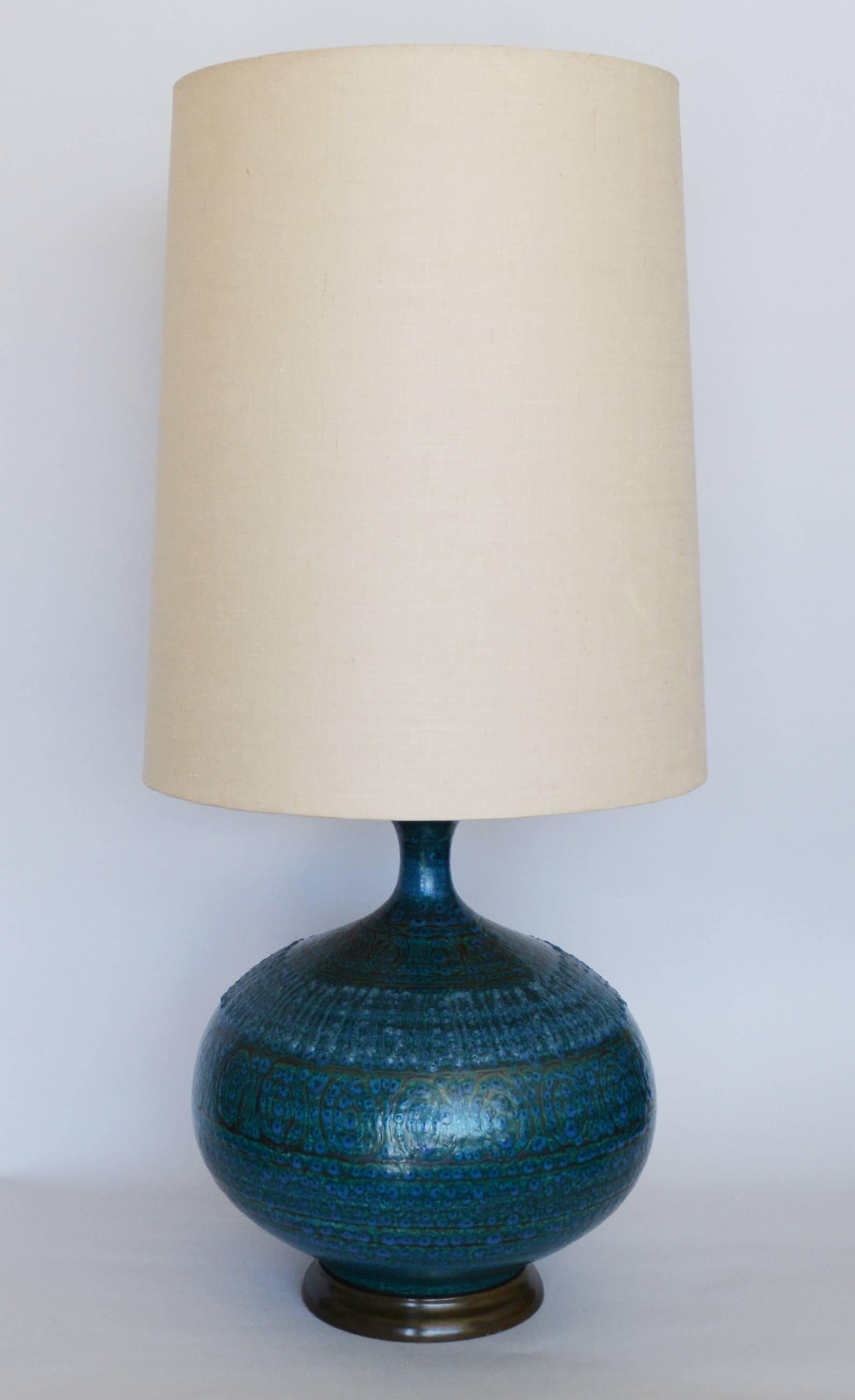 Table lamp by George Kimura for his company Sy Allan Designs in Los Angeles. This lamp has a vibrant glaze. An example of this lamp was included in the Califronia Design 9 exhibition at the Pasadena Art Museum in 1965. Signed with a label under the