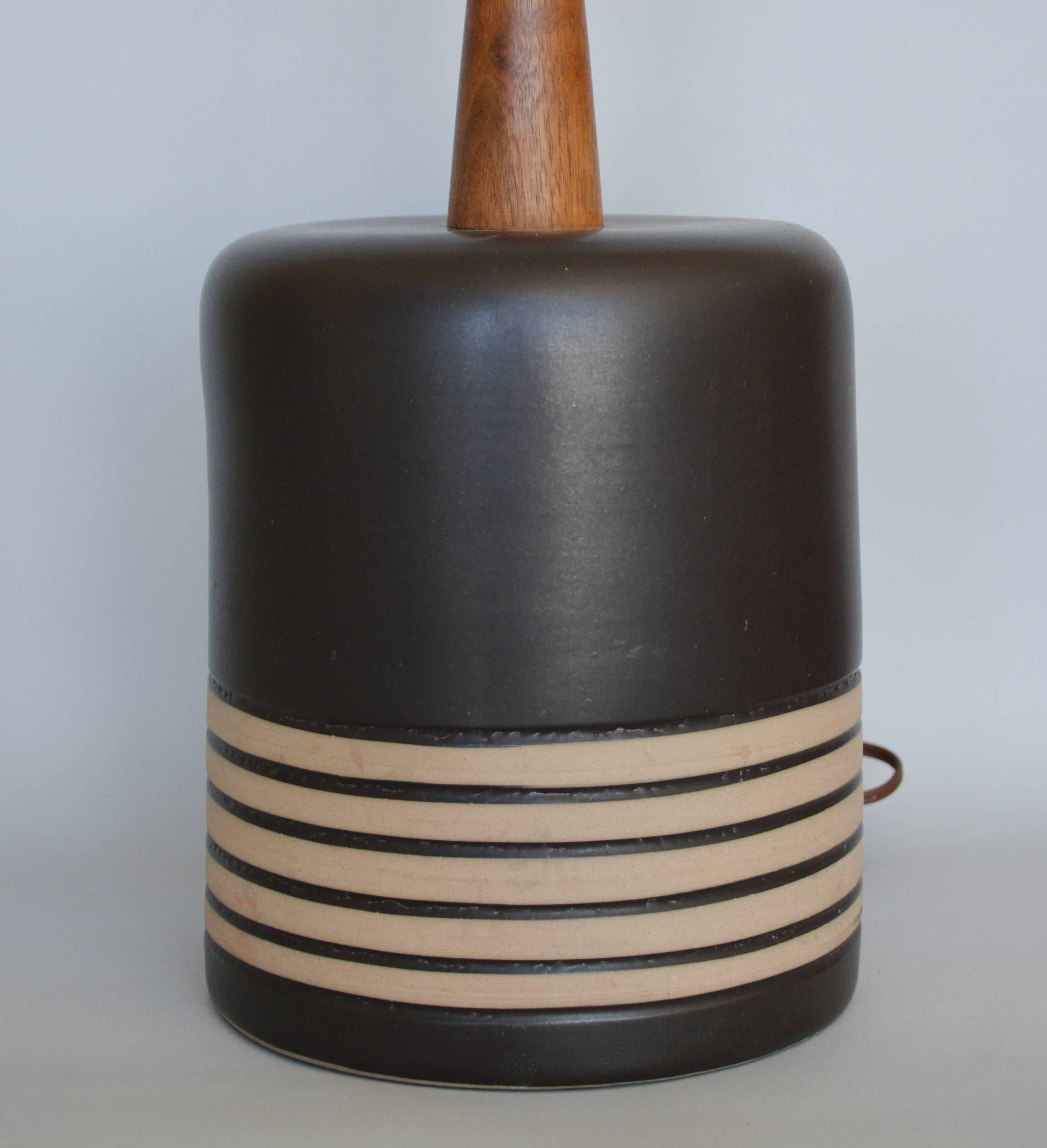 Martz table lamp with incised glazed rings separating unglazed bands. This retains the original walnut finial.