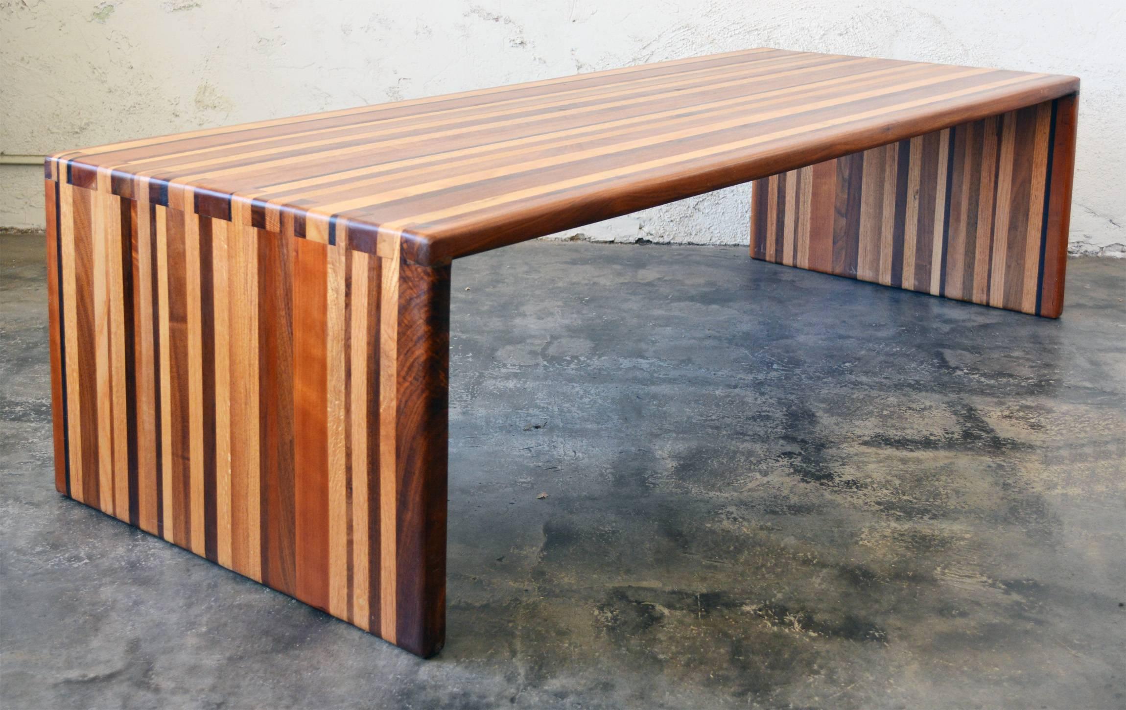 Table basse ou banc en bois mixtes stratifié California Craft Studio Bon état - En vente à San Mateo, CA