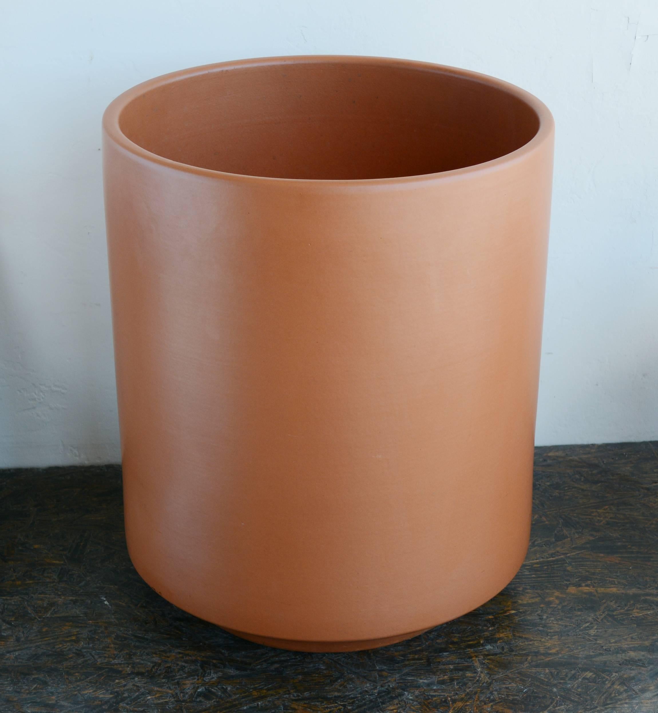 Very large Gainey C-17 planter. This has a satin pumpkin or terra cotta glaze. There is a small chip on the underside of the bottom rim and a few light scratches in one area.