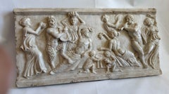 Altorrelieve de un banquete dionisíaco —mármol blanco de Carrara— fabricado en Italia