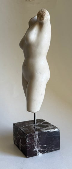Torso femenino clásico esculpido en mármol blanco de Carrara — Fabricado en Italia