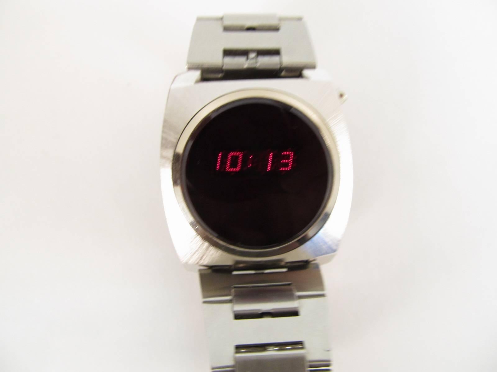 These were something of a phenomenon when they first appeared on the scene in the mid to late 1970s. Very modern! Space Age! Comes with original stainless steel adjustable band.

When you press the little button at the top right, the digital time