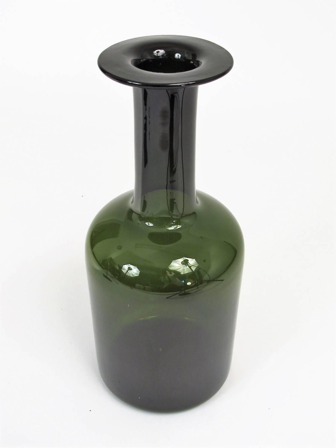 This is the largest size Gulvase made. It is just under 20