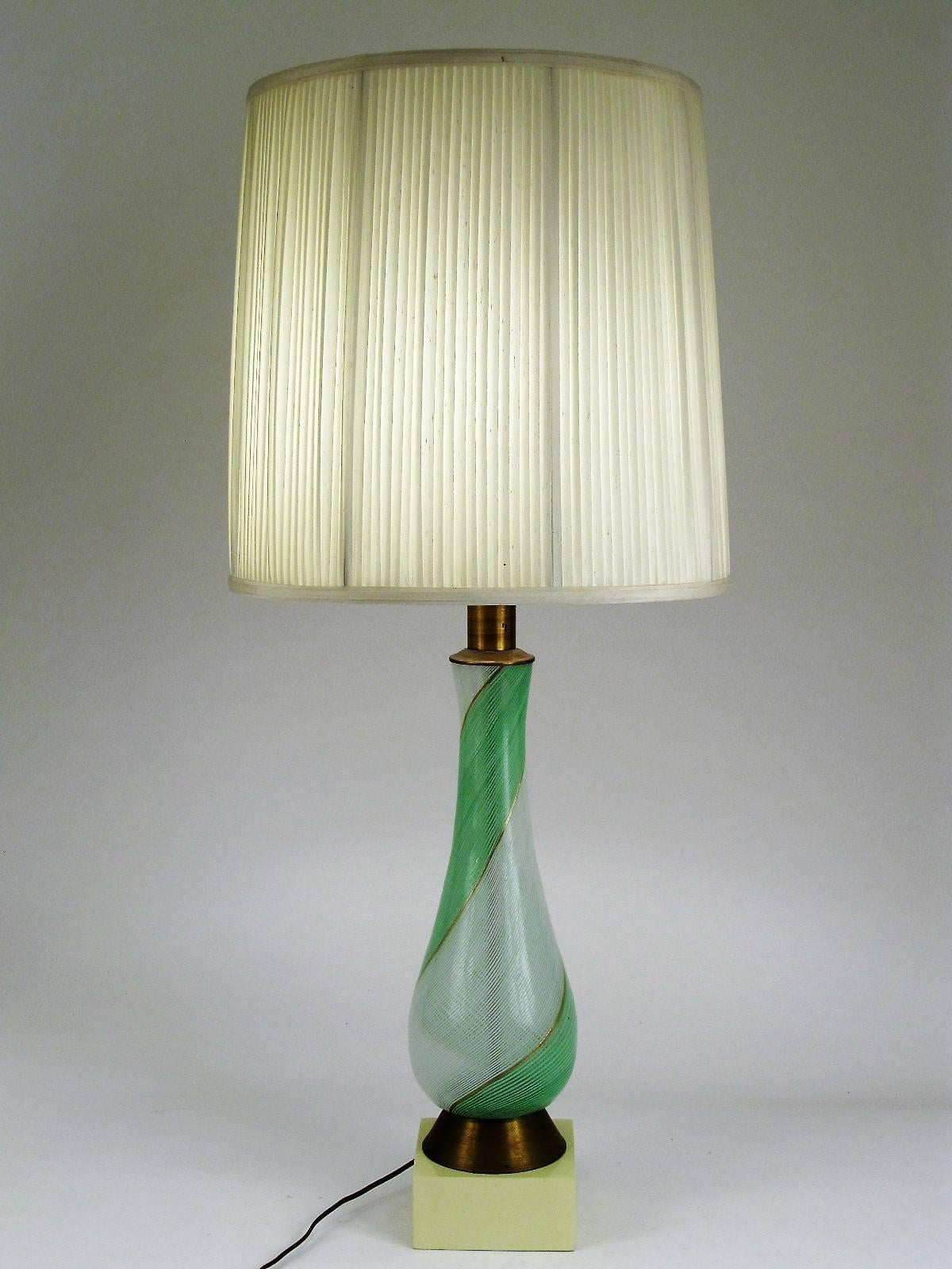 Spiral Twist Fine Murano Glass Table Lamp In Excellent Condition For Sale In Papaikou, HI