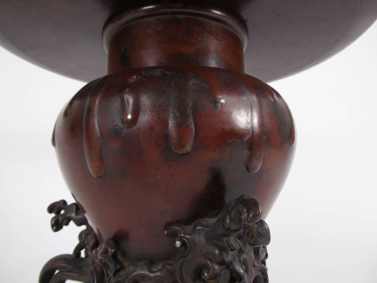 Exceptional Japanese Meiji Bronze Wave Usubata Ikebana Vase In Excellent Condition For Sale In Papaikou, HI