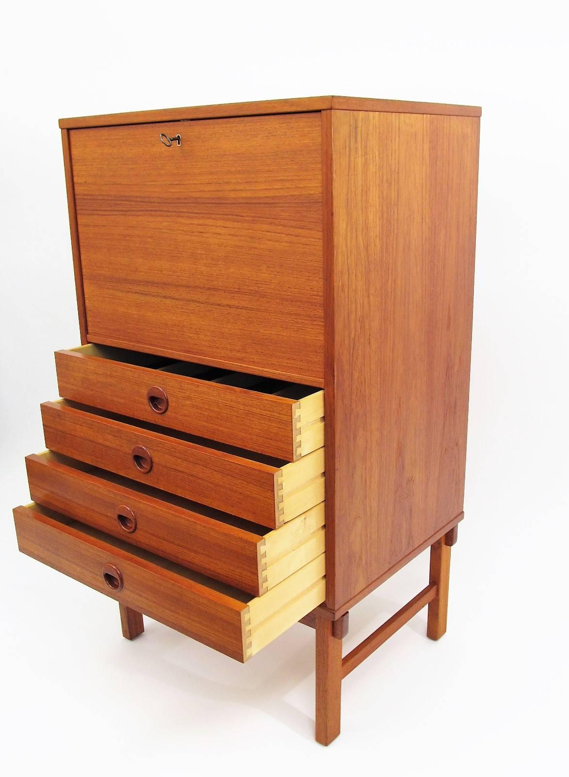 Swedish Made DUX Drop Front Teak Bar Cabinet In Good Condition For Sale In Papaikou, HI