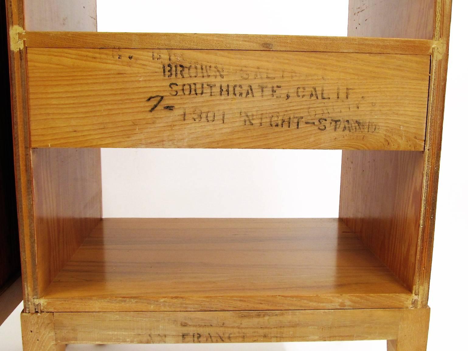Pair of Brown Saltman Nightstands Designed by Paul Frankl In Good Condition In Papaikou, HI