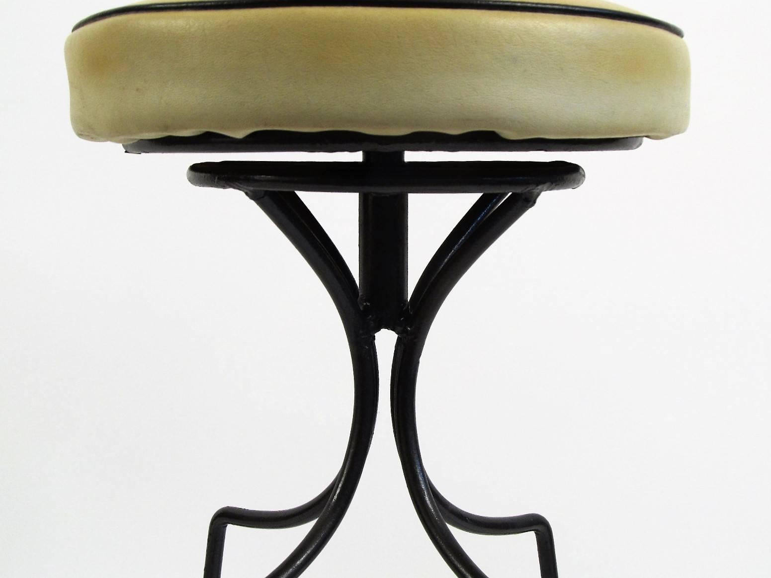 Mid-Century Modern Pair of Hairpin Leg Mid-Century Wrought Iron Bar Stools For Sale