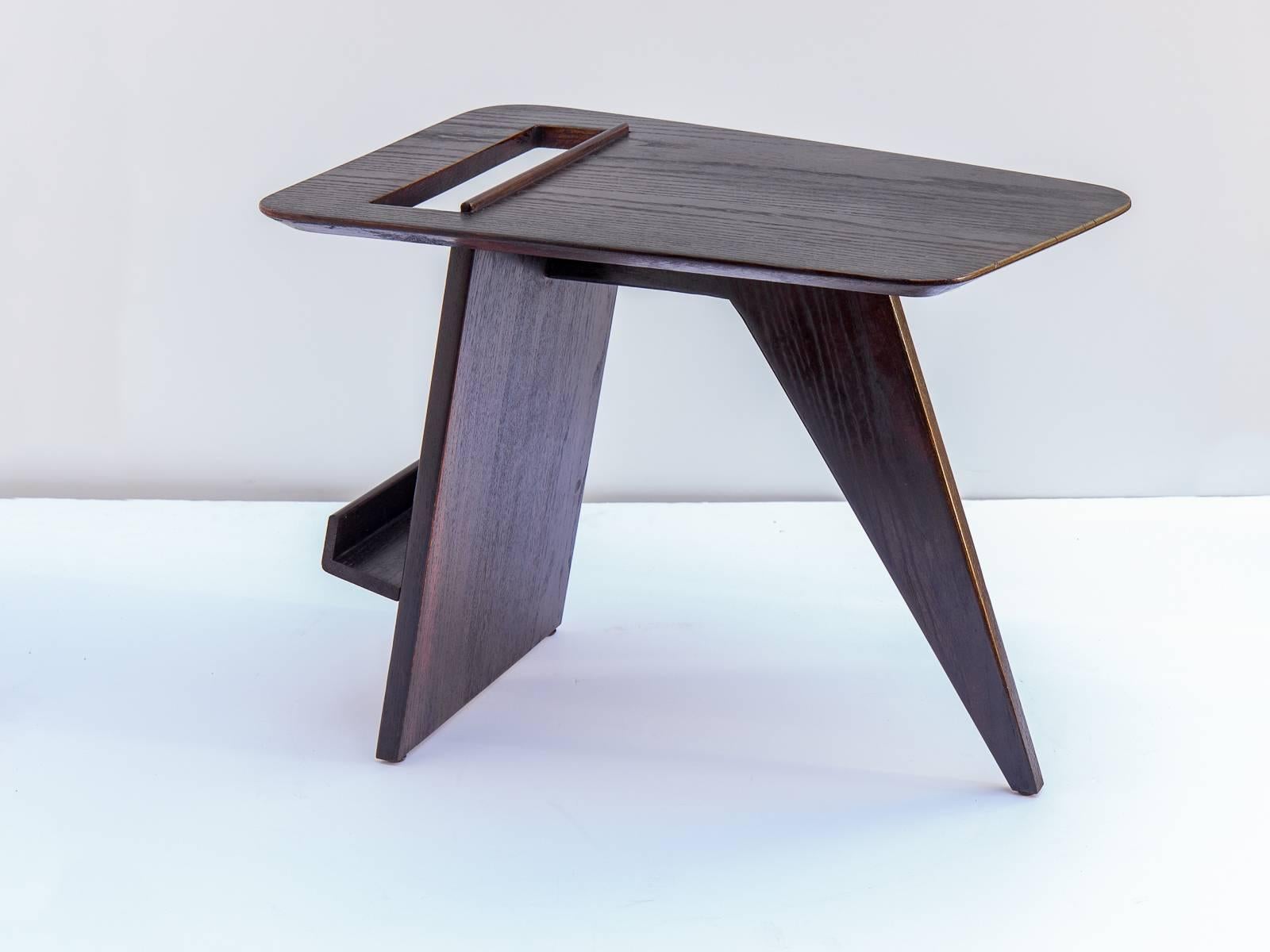 An ebonized, possibly pre-production edition of the T.539 wedge-shaped side table designed by Jens Risom in 1949. In excellent vintage condition.

Measures: 24.75