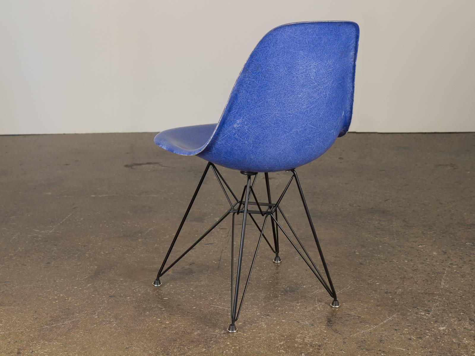 eames molded fiberglass side chair