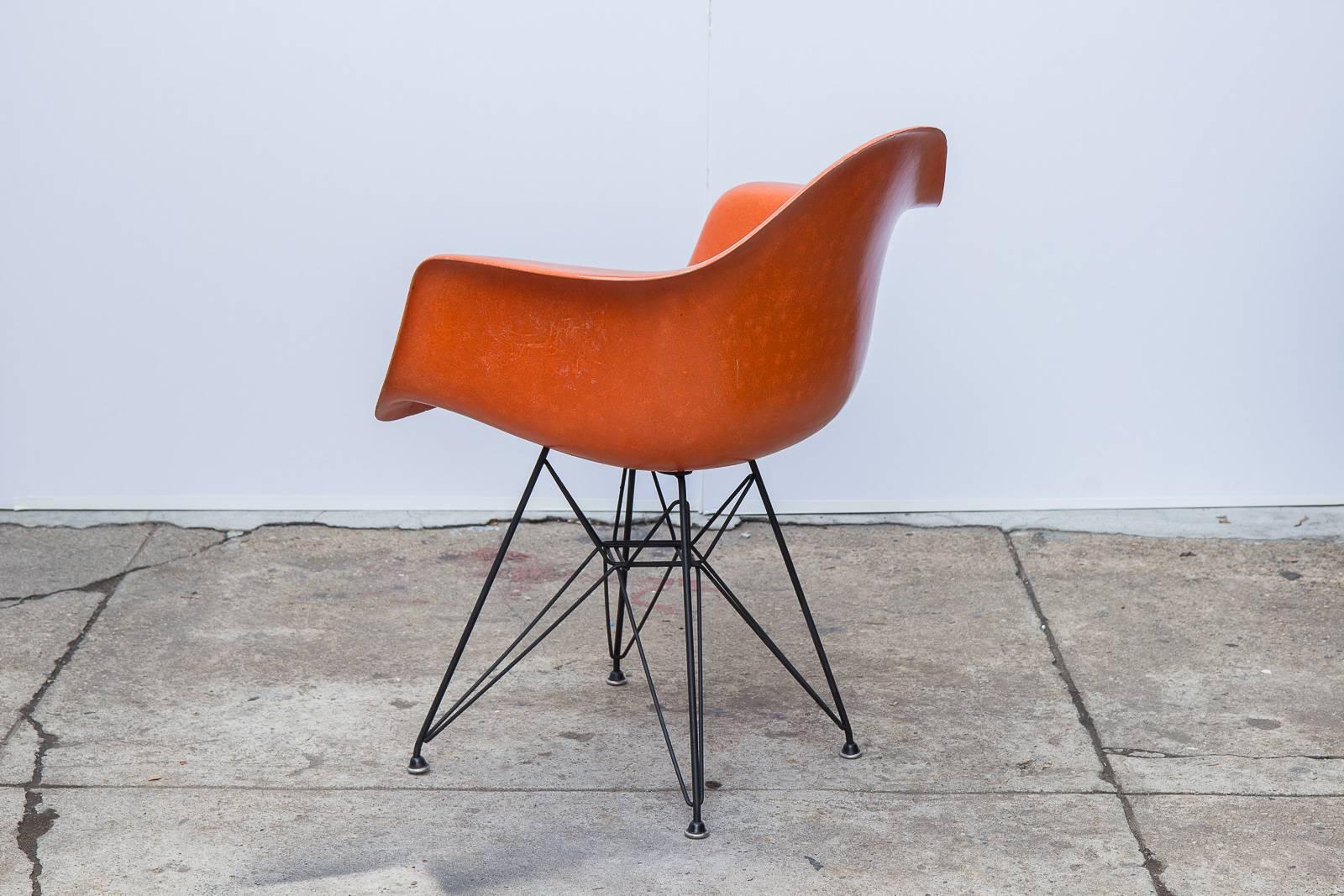 Eames Molded Fiberglass Armchair in Orange In Excellent Condition In Brooklyn, NY