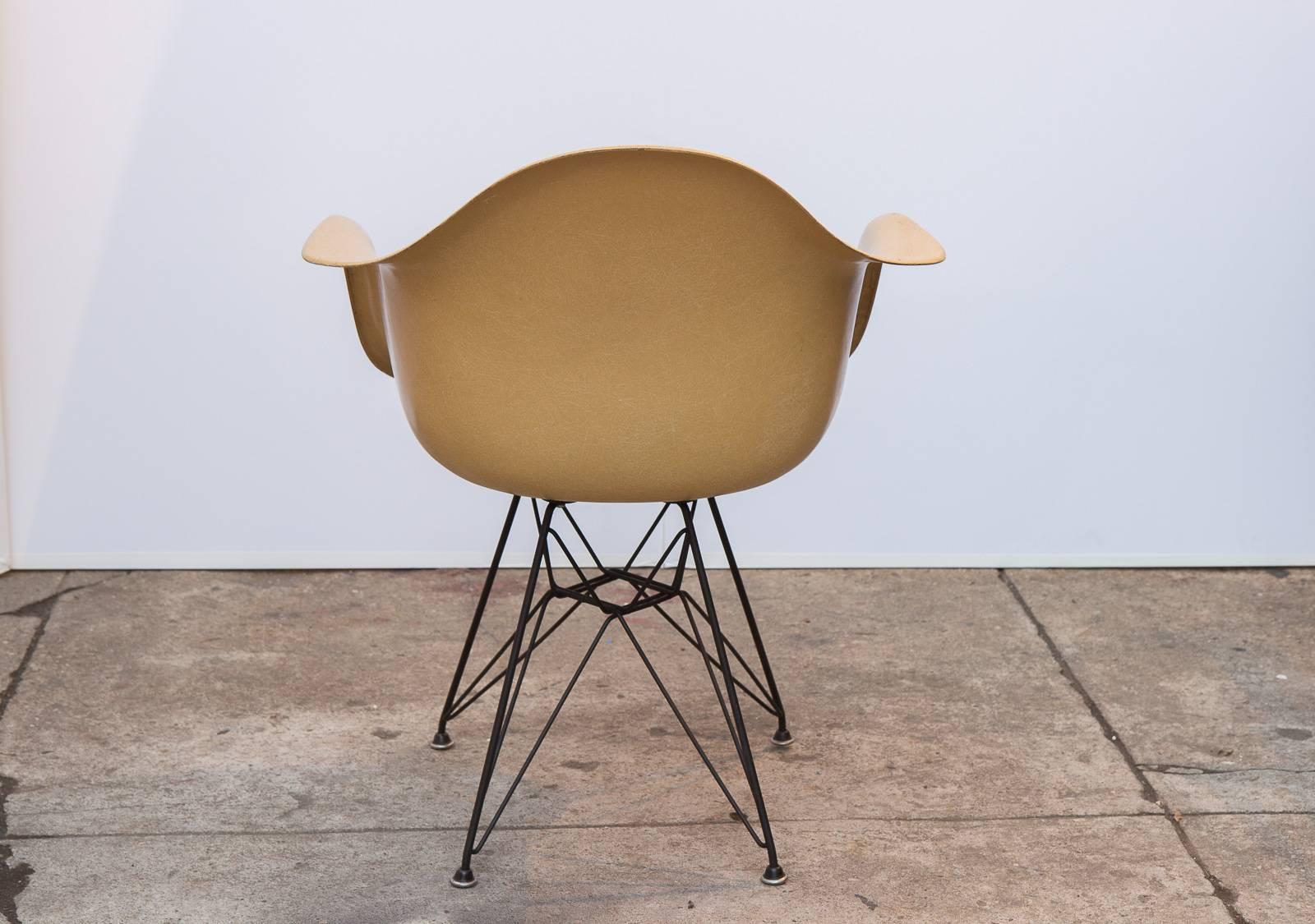 eames fiberglass chair