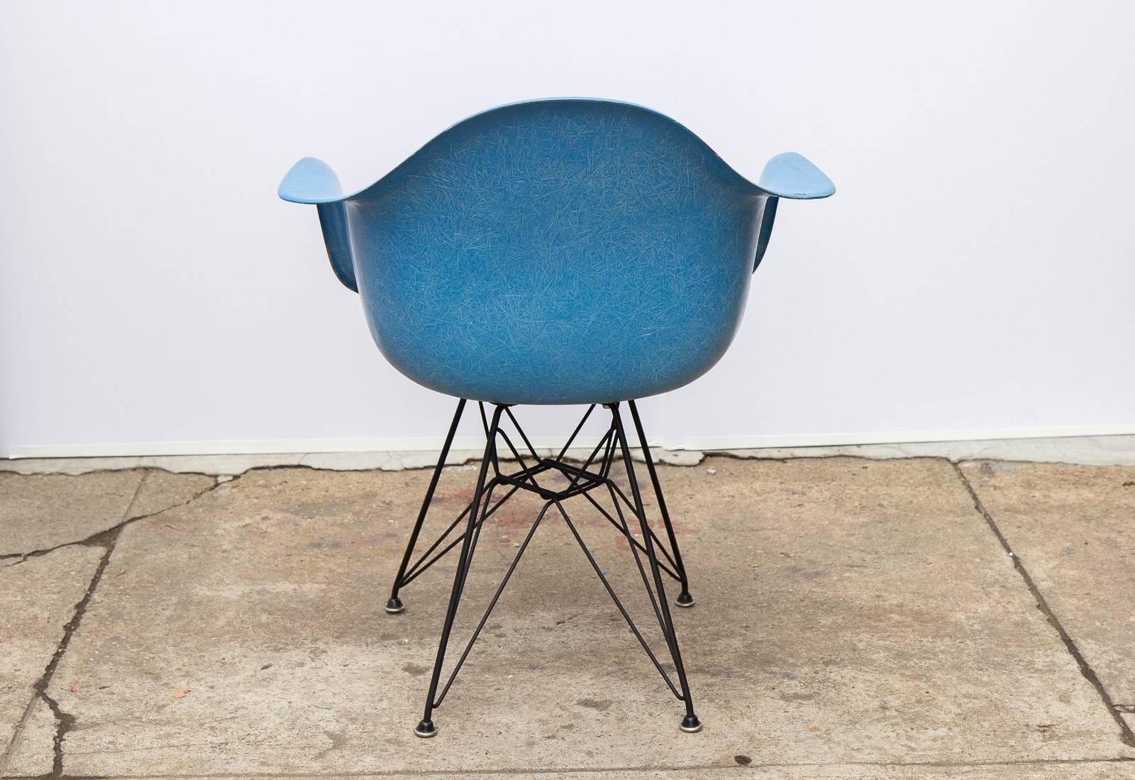 Set of Four Eames Blue Molded Fiberglass Armchairs In Excellent Condition In Brooklyn, NY