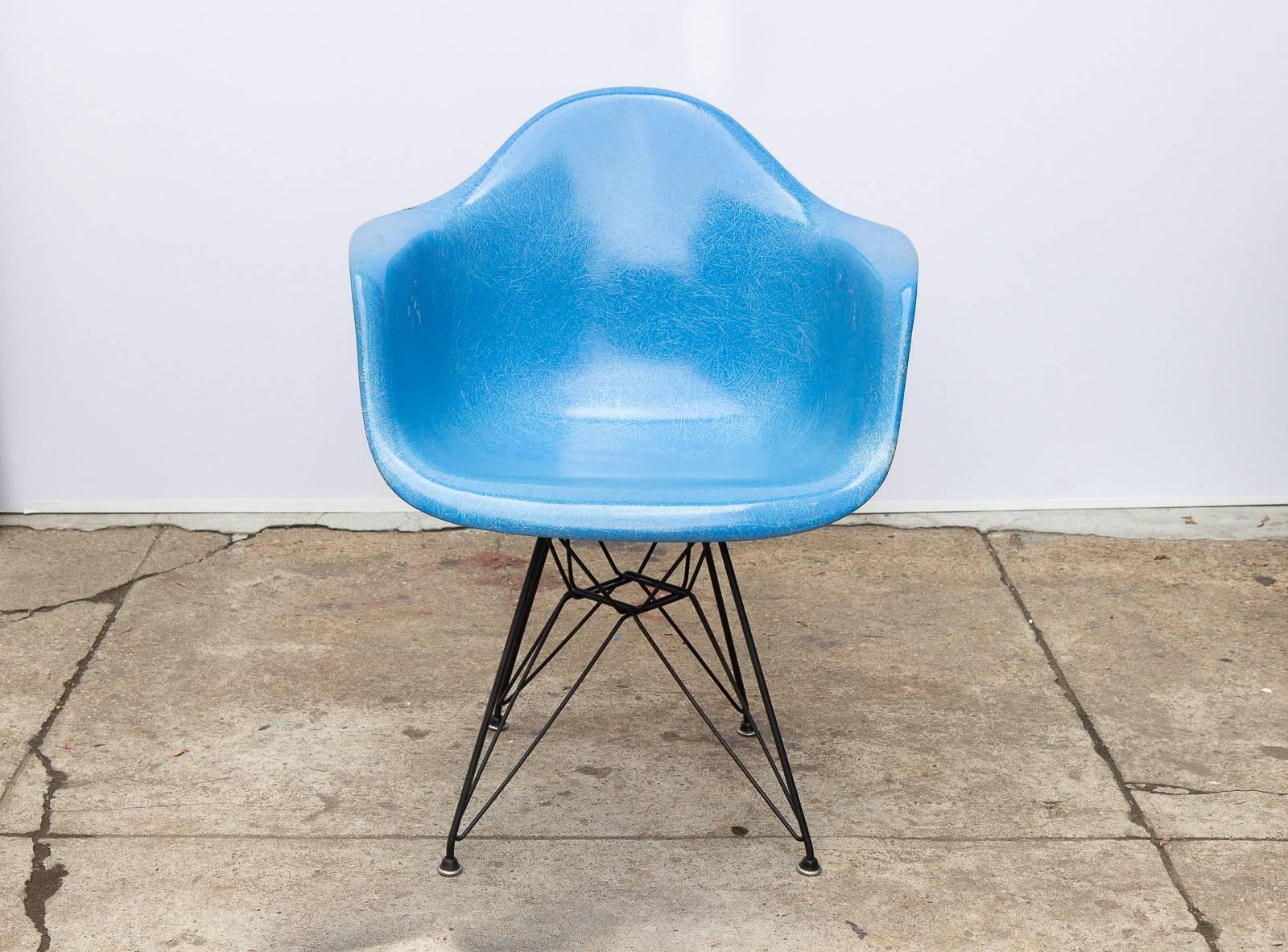 eames molded fiberglass armchair