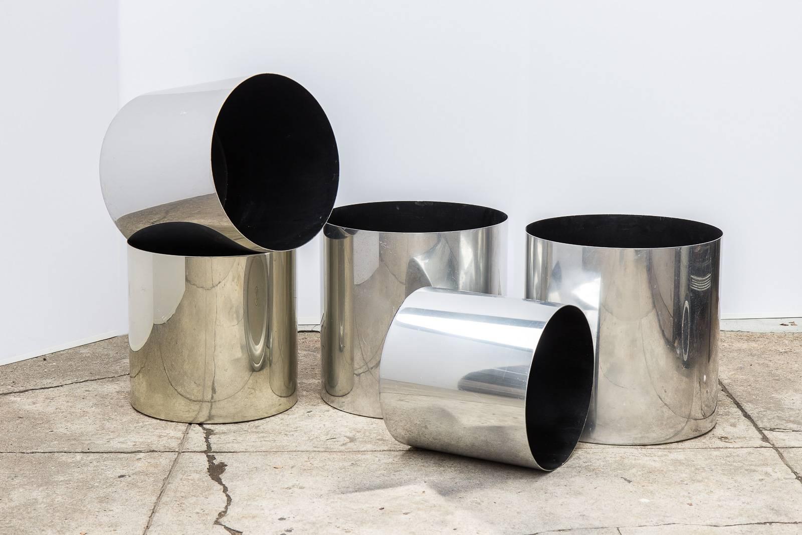 Large, 1970s polished aluminium planters designed for architectural supplements by Paul Mayen for Habitat Furnishings. Sold as a set of five. Industrial modern reflective exterior with matte black lining on the inside. The five planters vary in size