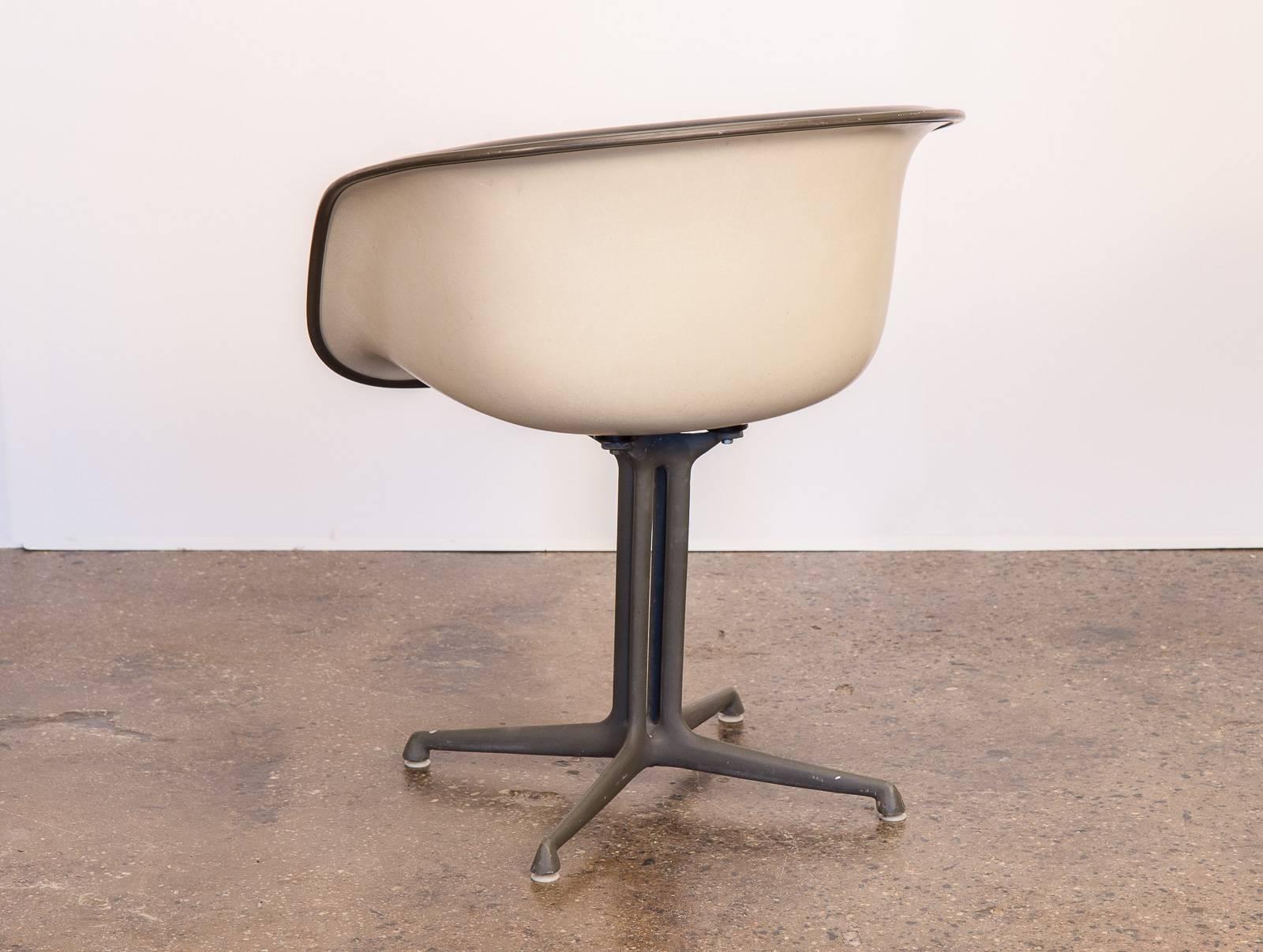 La Fonda Padded Armchair by Charles and Ray Eames In Excellent Condition In Brooklyn, NY