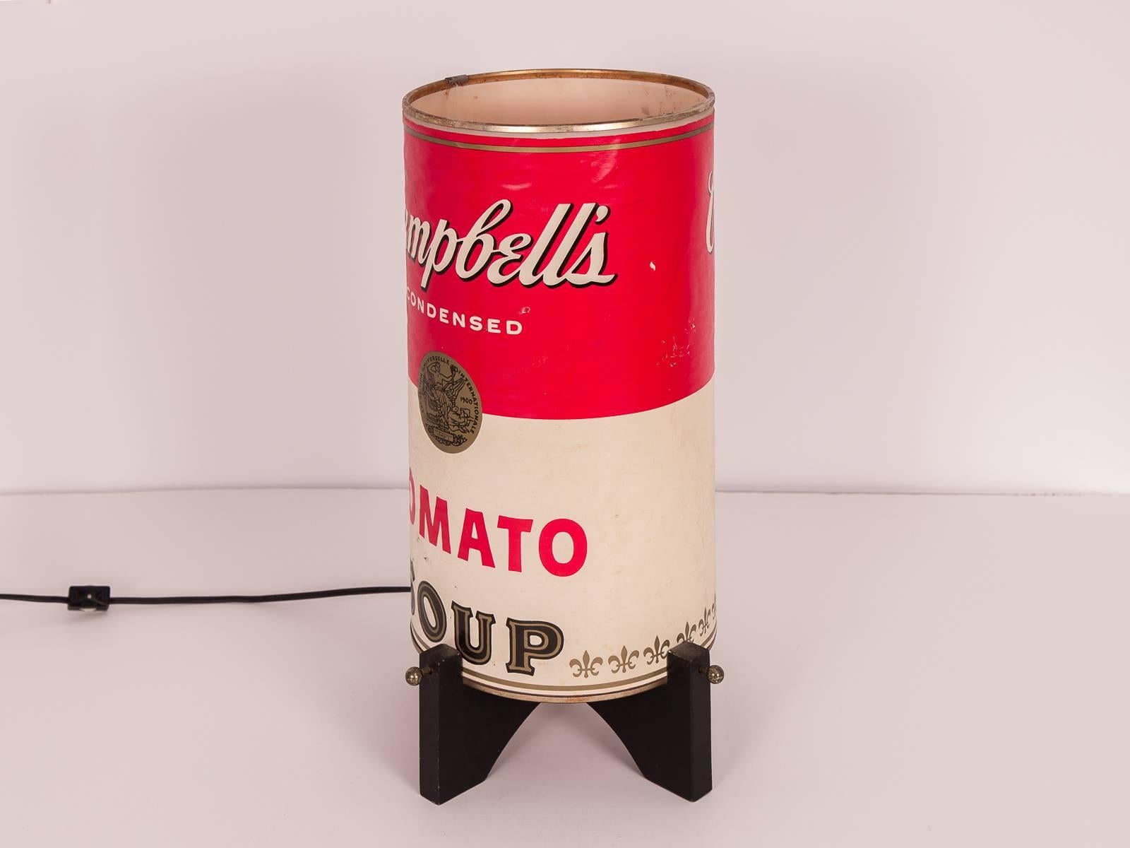 1970er Vintage Campbell's Suppe Can Tischlampe. Der Lampenschirm aus Papier trägt auf jeder Seite das Campbell's Label für Hühnernudelsuppe und Tomatensuppe. Ein hübsches Pop-Art-Erbstück. Die Lampe ist in gutem Zustand, mit altersgemäßen