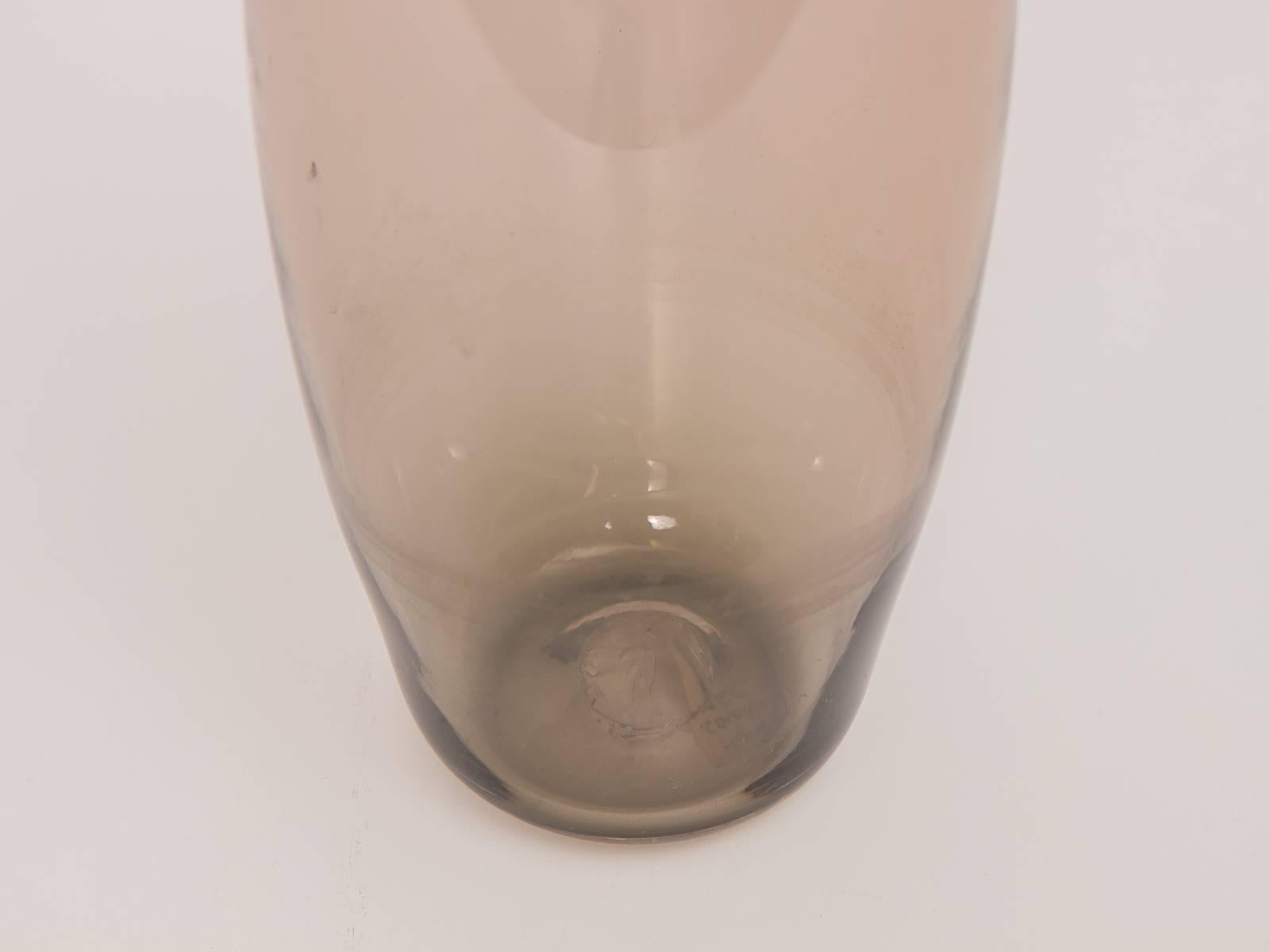 Verre brun Grand vase scandinave en verre fumé en vente
