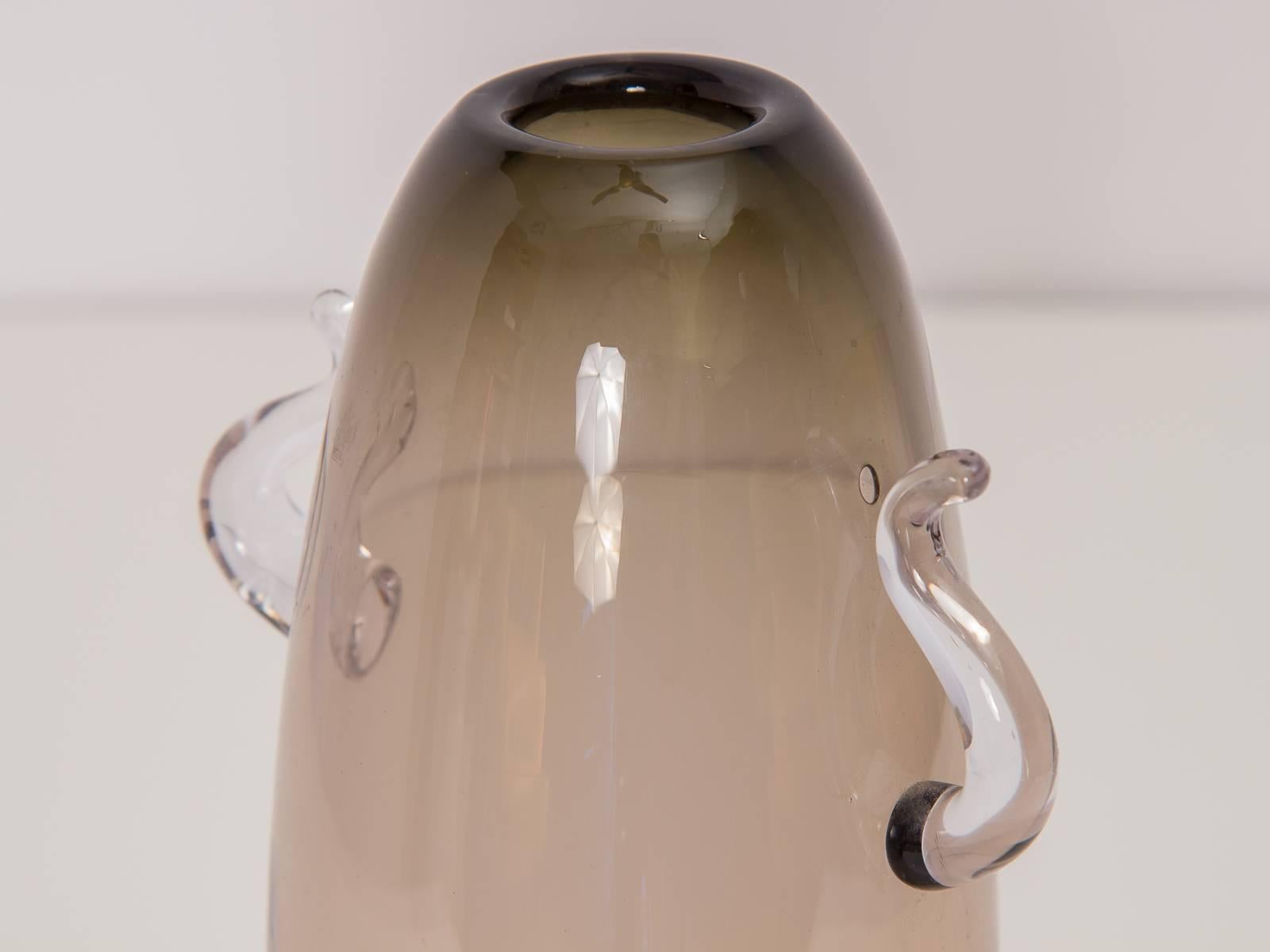Milieu du XXe siècle Grand vase scandinave en verre fumé en vente