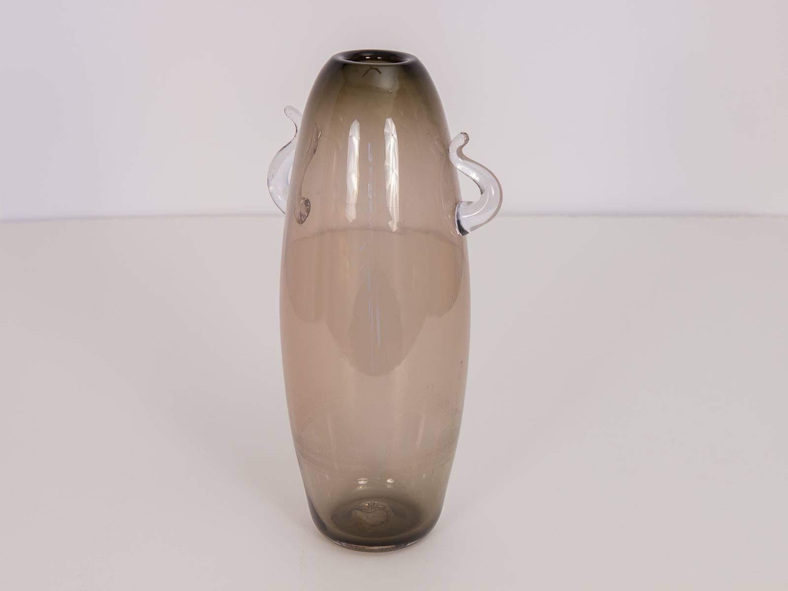 Vase aus mundgeblasenem skandinavischem Rauchglas mit zierlichen geschwungenen Griffen. Die subtile Farbabstufung von der Öffnung bis zum Boden unterstreicht das schlichte Profil dieser eleganten Vase. In ausgezeichnetem Zustand, praktisch ohne