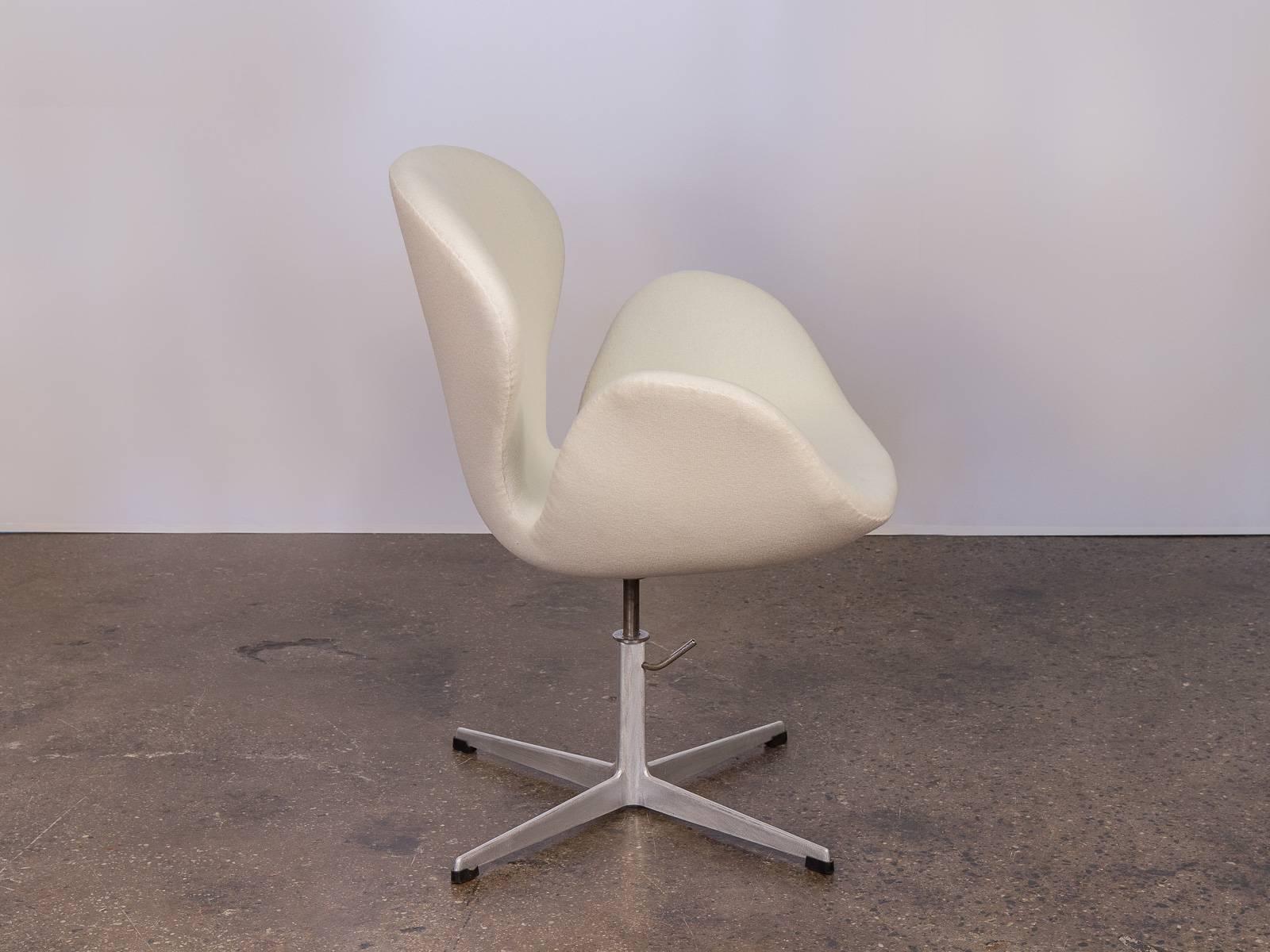 Swan Chair by Arne Jacobsen 2