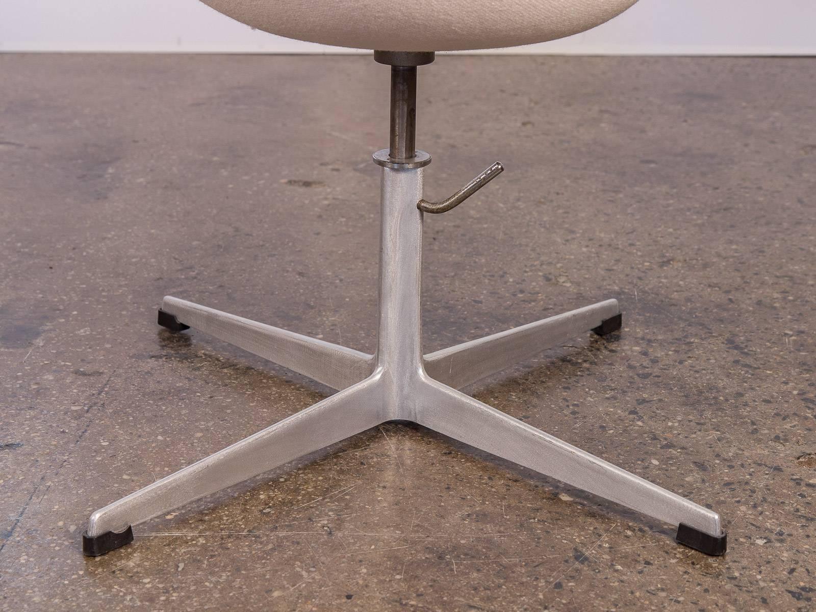 Swan Chair by Arne Jacobsen 1