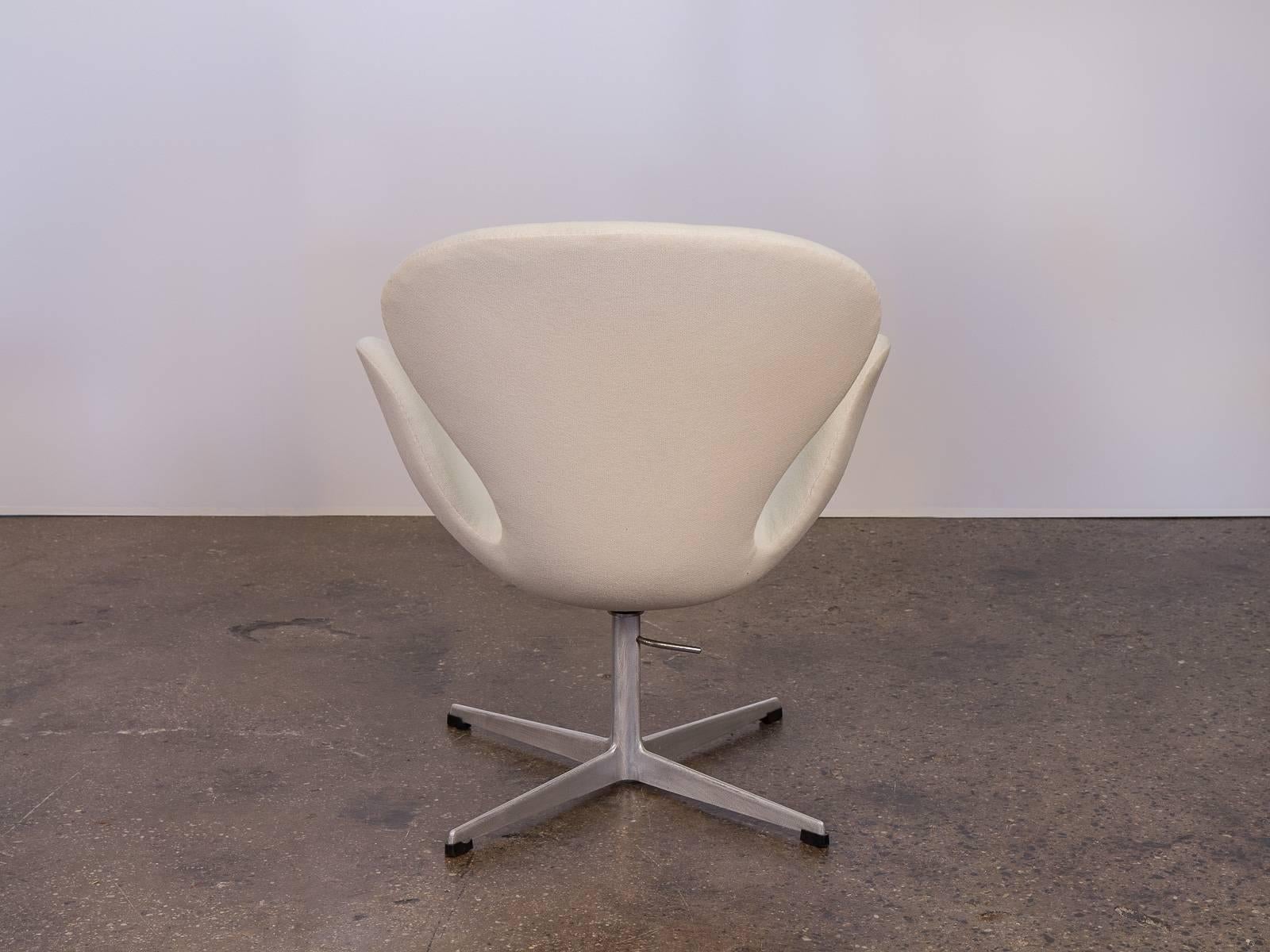 Swan Chair by Arne Jacobsen In Excellent Condition In Brooklyn, NY