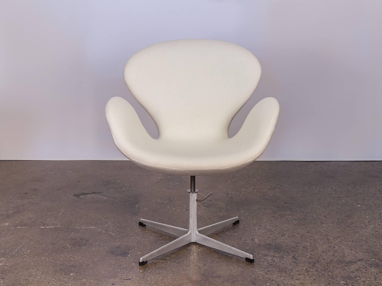 Swan Chair by Arne Jacobsen 3