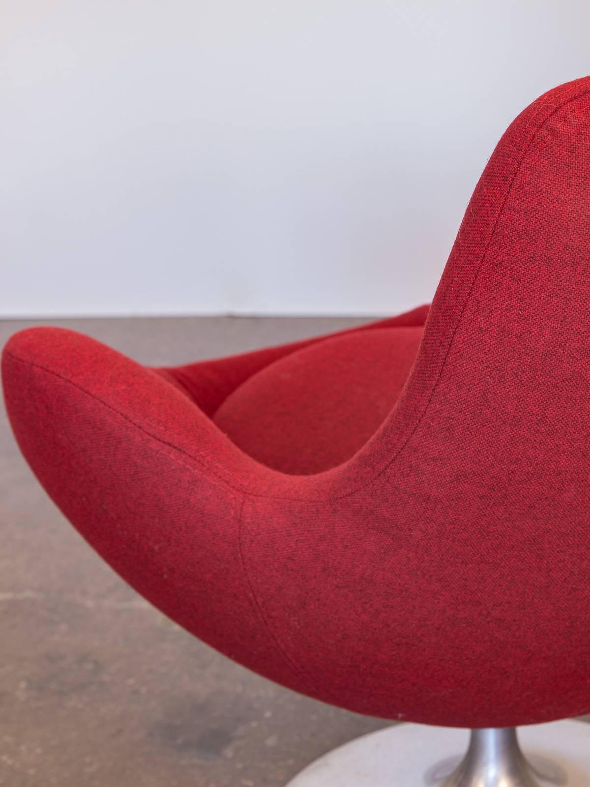 Red Overman-Style Swivel Lounge Chair In Excellent Condition In Brooklyn, NY