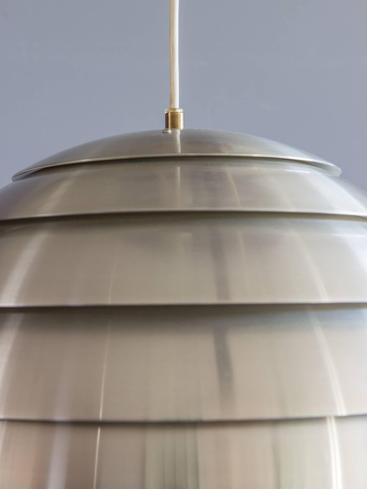 Sehr seltene, kuppelförmige Pendelleuchte von Hans-Agne Jakobsson für AB Markaryd. Fünf Aluminium-Lamellenringe bilden diese Raumfahrtleuchte aus den 1960er Jahren. Innen weiß emailliert. Hängen Sie diese skulpturale schwedische Form auf, um Ihren