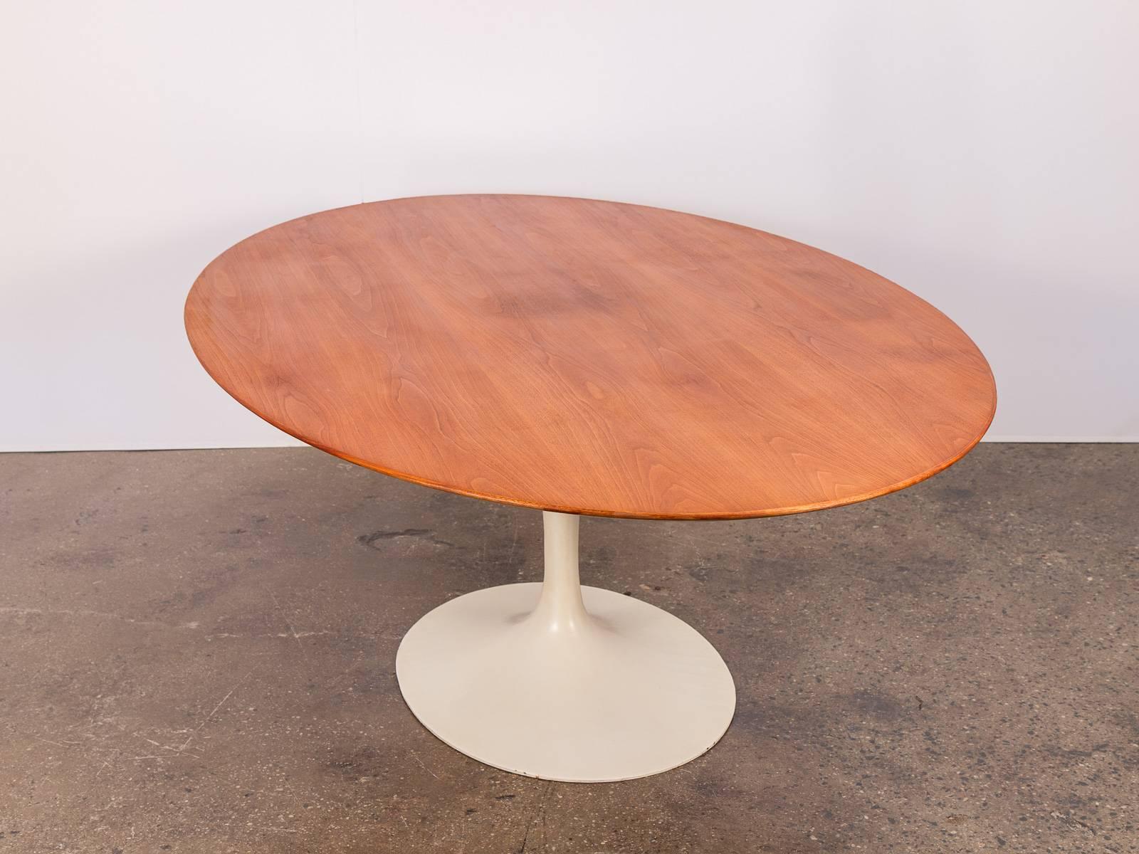 Mid-Century Modern Eero Saarinen Oval Walnut Dining Table for Knoll