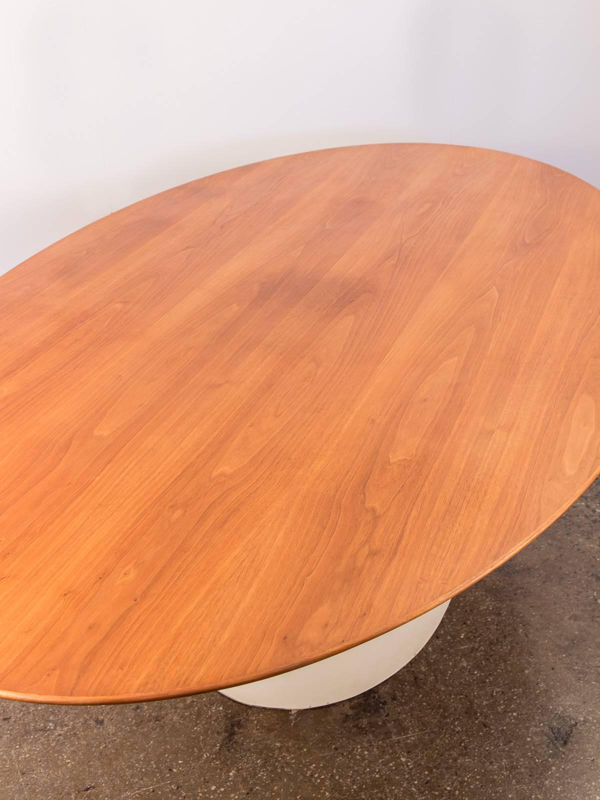 Eero Saarinen Oval Walnut Dining Table for Knoll In Excellent Condition In Brooklyn, NY