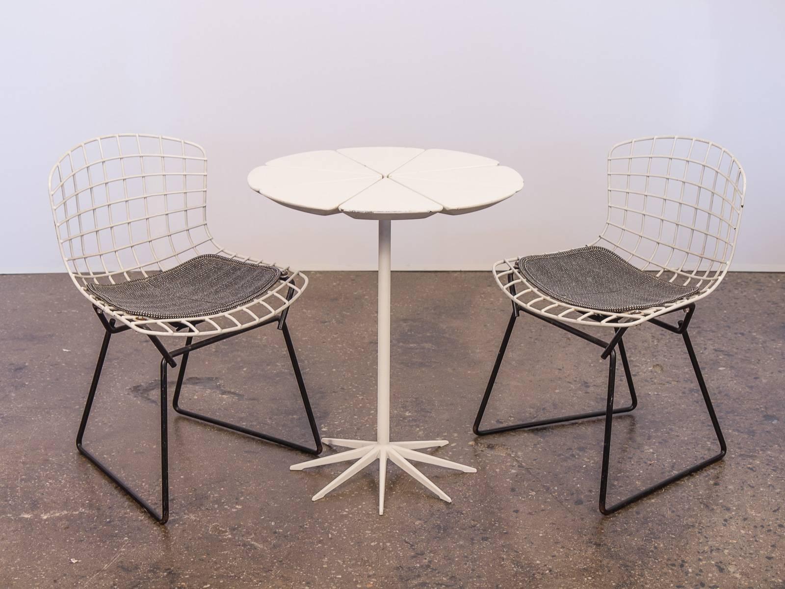 Original vintage petal end table by Richard Schultz for Knoll. This lovely end table adorns eight individual “petals” inspired by Queen Anne’s Lace. Each segment is supported by its own branch, which stems from the original aluminium base. White
