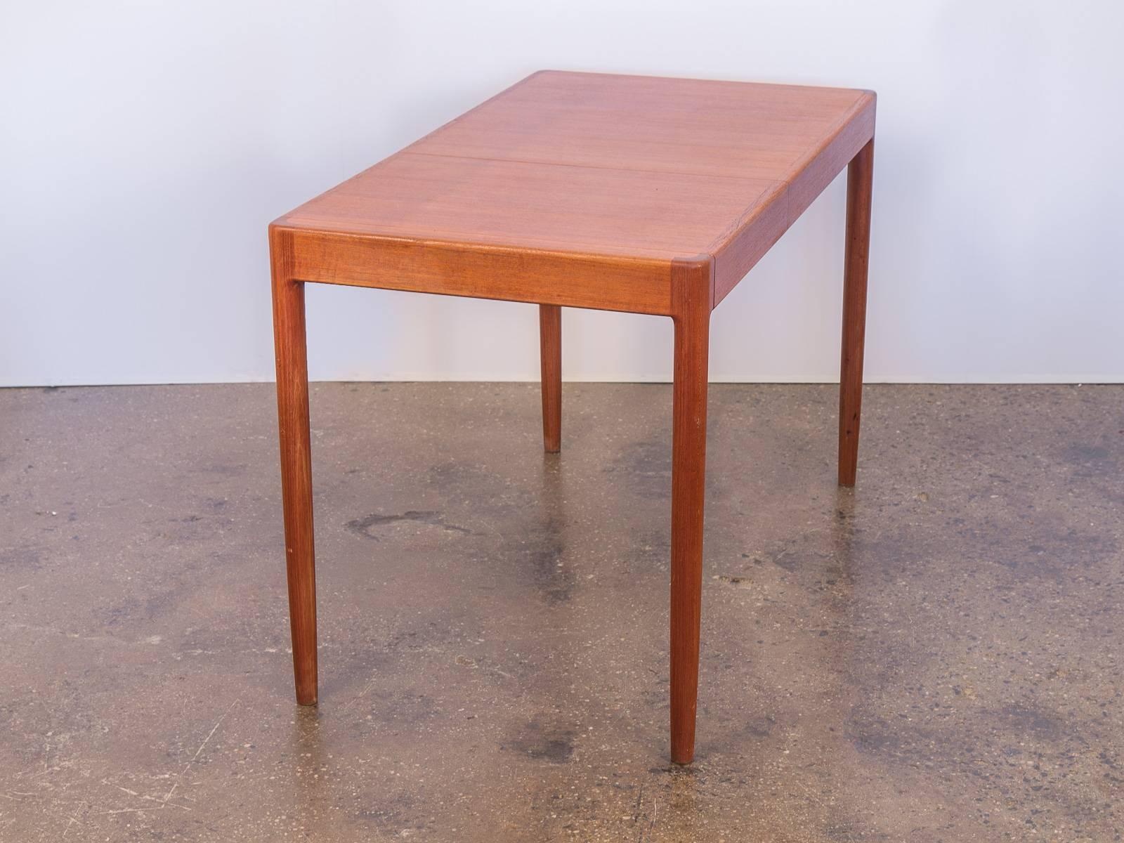 Small Danish Modern Teak Table with Leaf In Excellent Condition In Brooklyn, NY