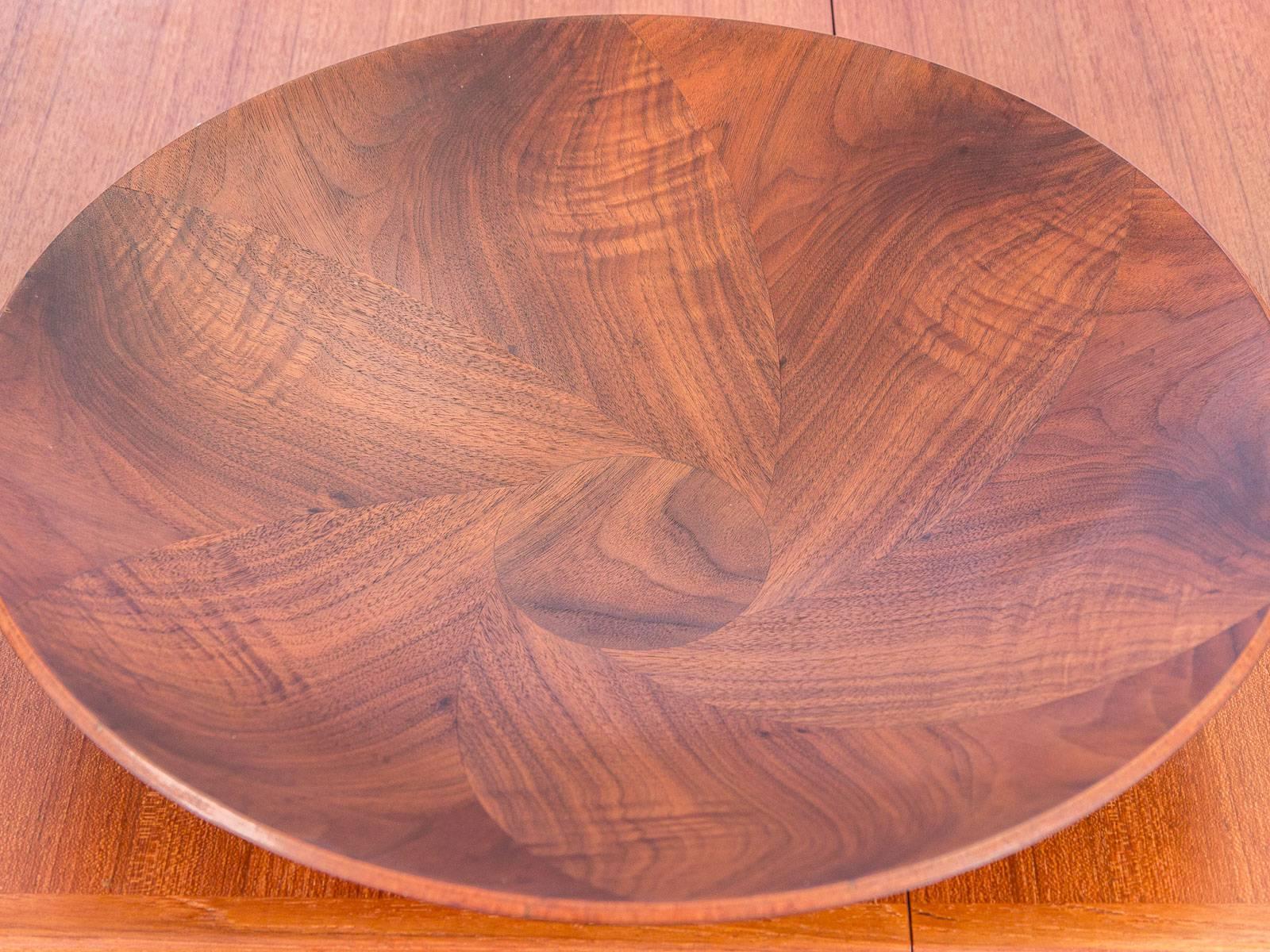 Gladmark walnut inlay serving bowl. Stunning veneered walnut inlays create a gorgeous aperture design. Exquisite curling wood grain is a visual, textural delight. Excellent, like mint condition, 1960s. Made in Sun Valley Burbank, California.