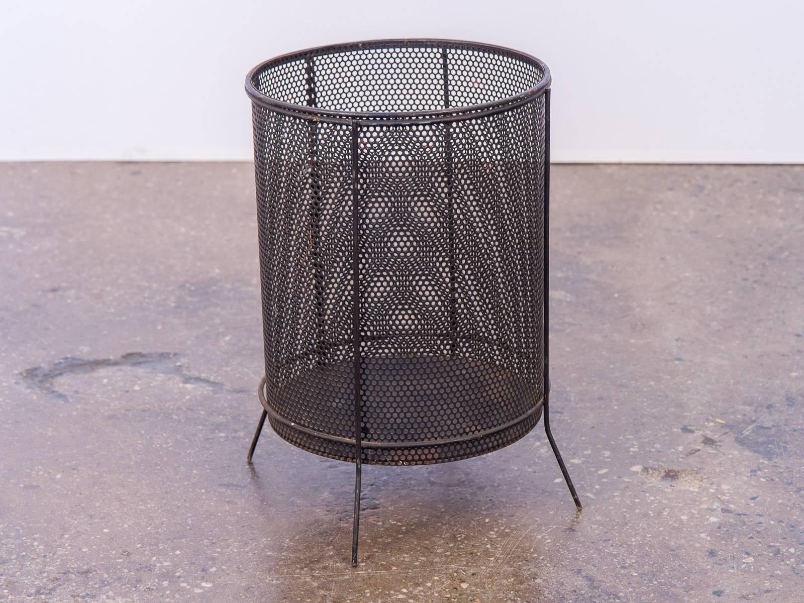Vintage 1960s, black mesh steel wastebasket, in the style of Richard Galef. Has some age-appropriate wear, minimal chipping to the enamel, but is in very good vintage condition with years of use still. A stylish Eames-era addition for the home