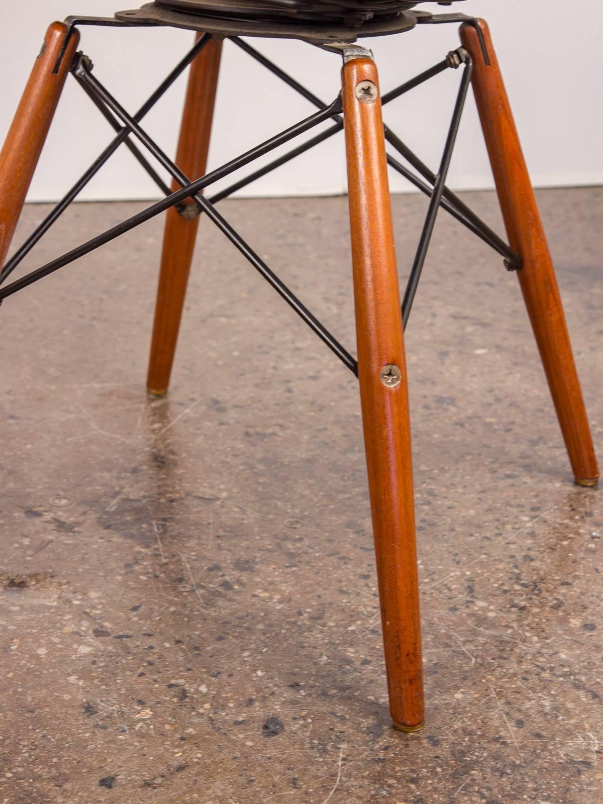 Original Eames PKW-2 Wire Chair on Dowel Swivel Base In Good Condition In Brooklyn, NY