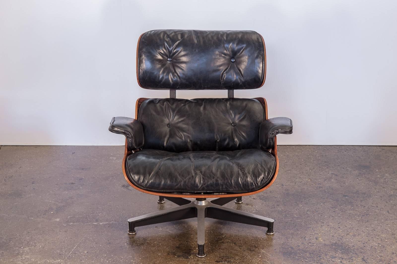 Second generation 670 lounge chair by Charles and Ray Eames for Herman Miller. The ultimate MCM lounge chair. This early 1960s example is in very good condition. Molded plywood frame has a stunning Brazilian rosewood veneer, whose grain undulates in