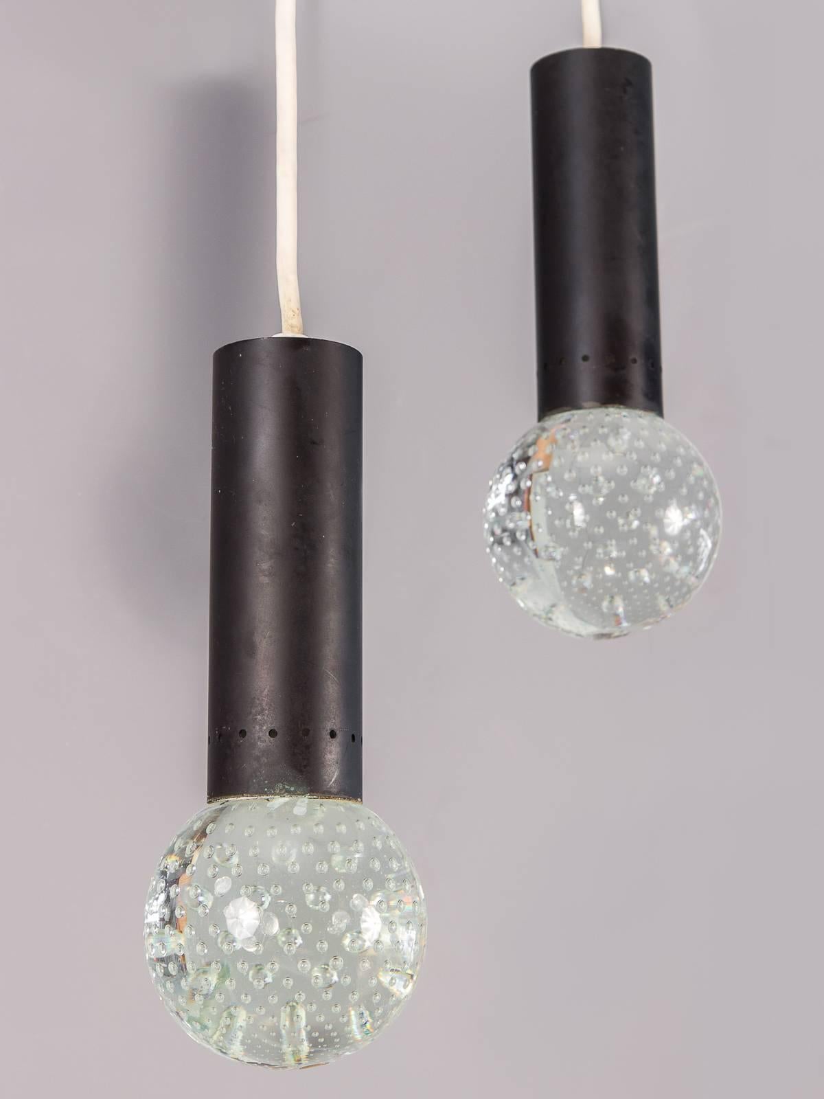 Les prix sont fixés à l'unité. Lampes suspendues à bulles d'air de style moderne italien, créées par Gino Sarfatti en collaboration avec l'artisan Archimede Seguso pour Lightolier. Ces pendentifs exquis en verre des années 1950 sont constitués de