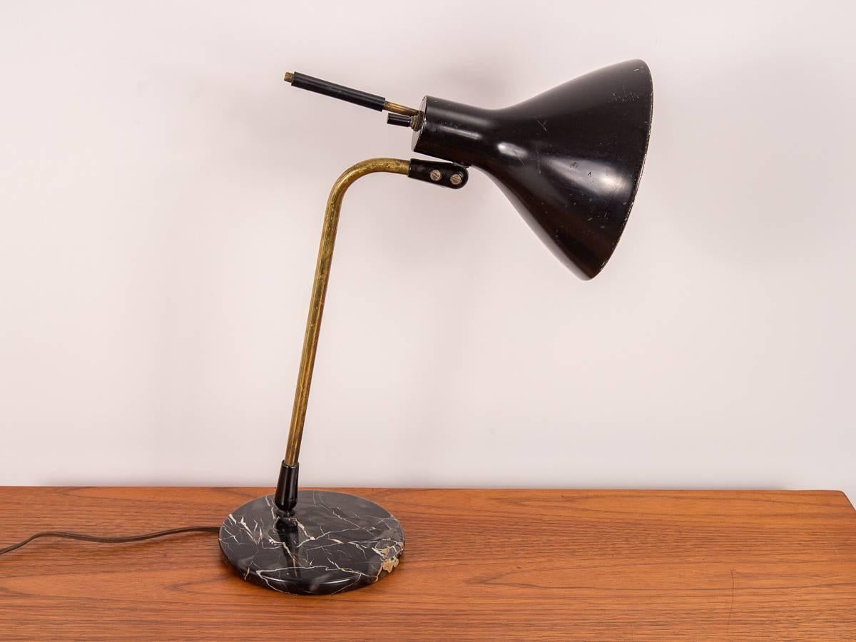 Anglepoise marble table lamp by Maurizio Tempestini for Lightolier. This sleek vintage lamp features a two-ball, articulating brass neck and an adjustable lamp shade with handle. The brass accents have an attractive patina contrasting the black