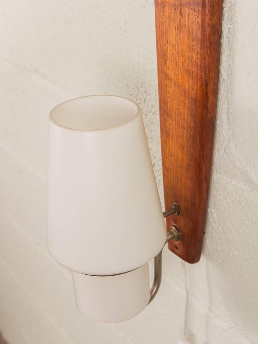 Milieu du XXe siècle Lampe d'applique verticale danoise moderne en vente