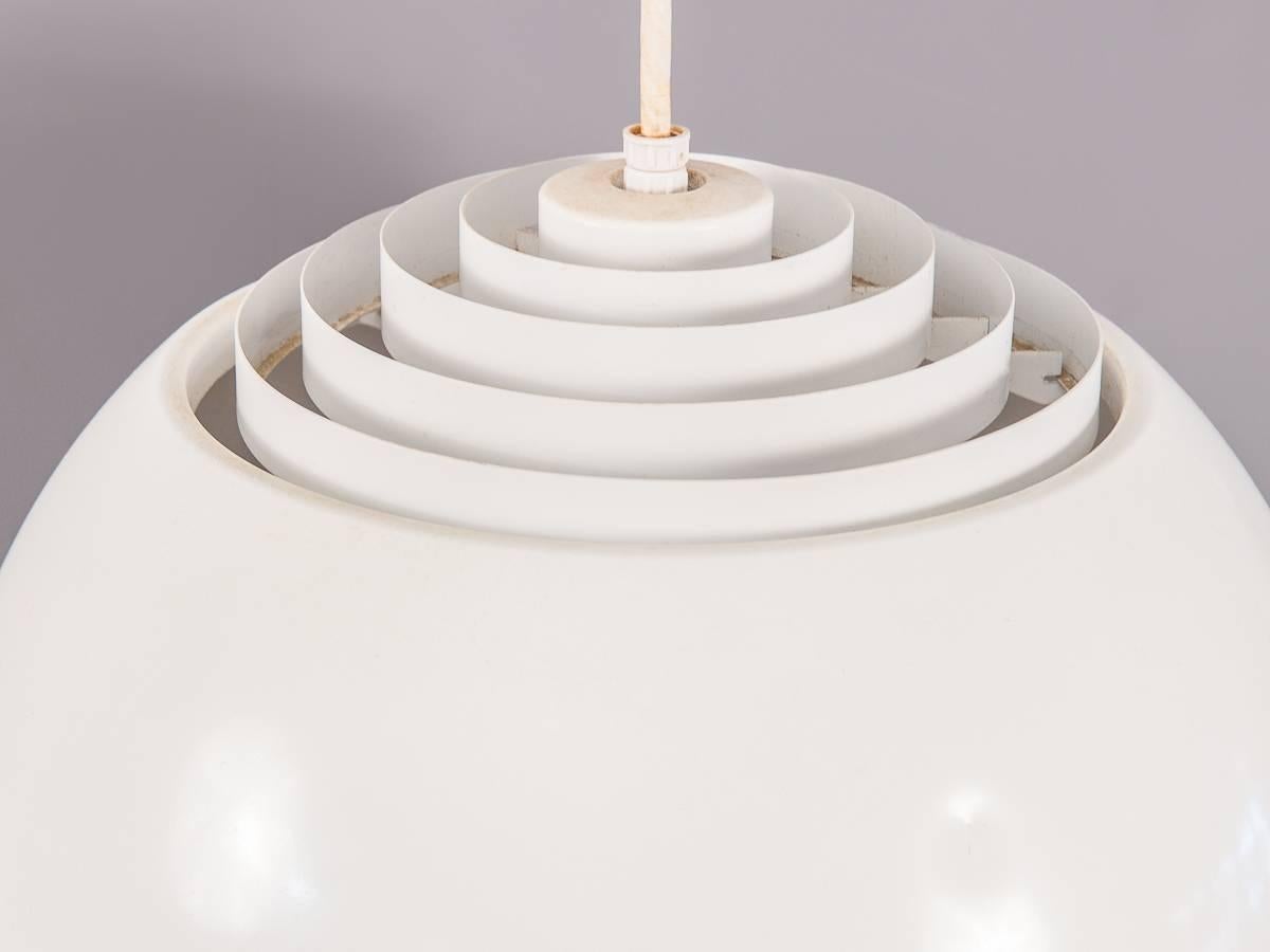 Louvered Lightolier Weiße Kuppel-Hängelampe (Skandinavische Moderne) im Angebot