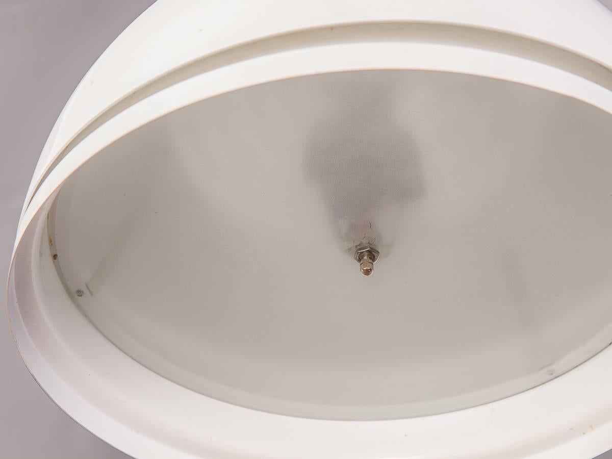 Louvered Lightolier Weiße Kuppel-Hängelampe im Zustand „Gut“ im Angebot in Brooklyn, NY