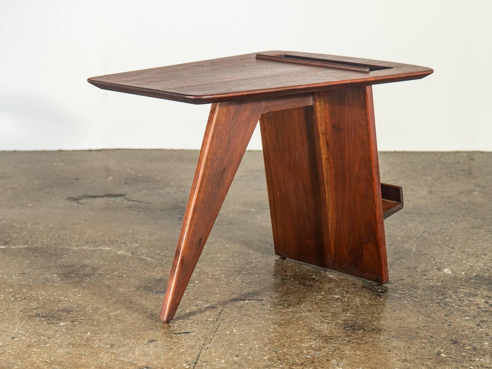 A walnut version of the T539 wedge-shaped side table designed by Jens Risom in 1949. A lovely companion to our other Risom magazine table in birch, listed separately. Restored. Label extant. In excellent vintage condition.

24.75