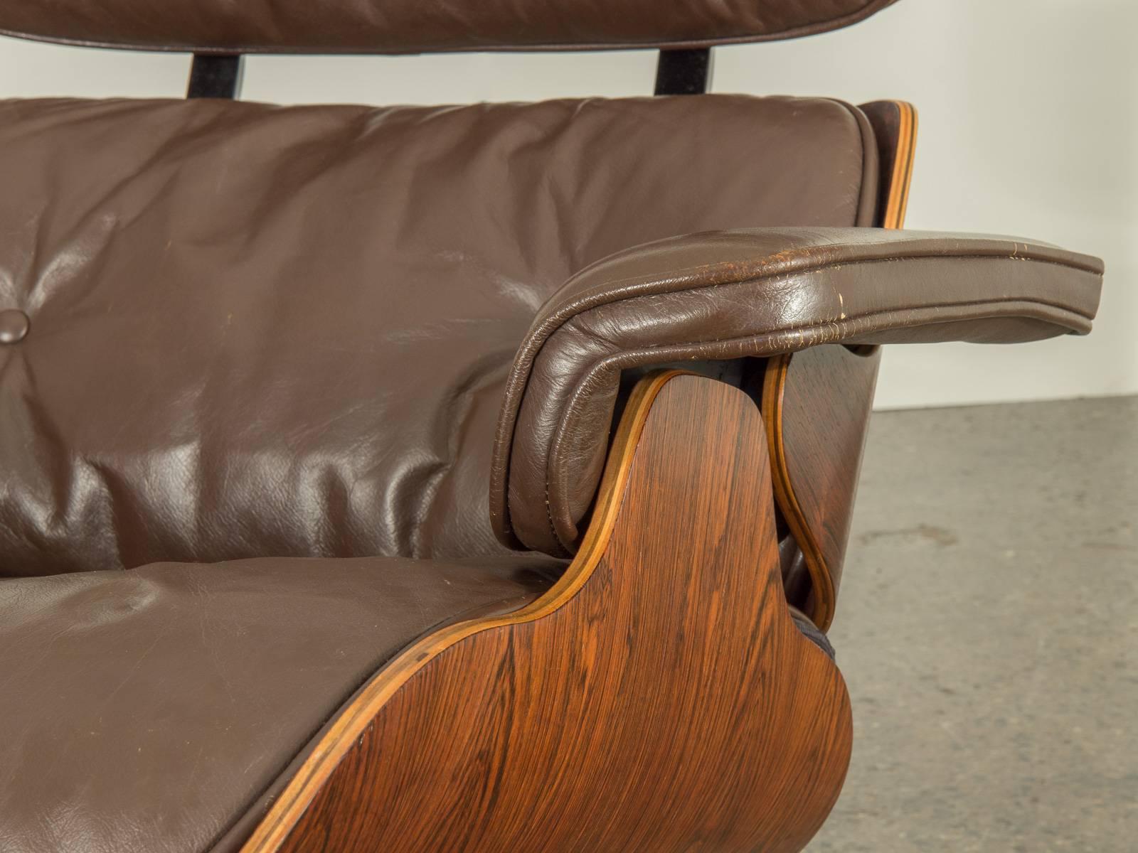 Brown Leather Eames 670 Rosewood Lounge Chair In Excellent Condition In Brooklyn, NY