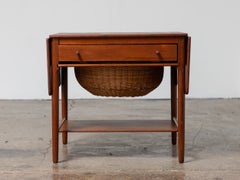 Mesas de costura At-33 de Hans Wegner, de teca, con cesta trenzada - Juego de dos
