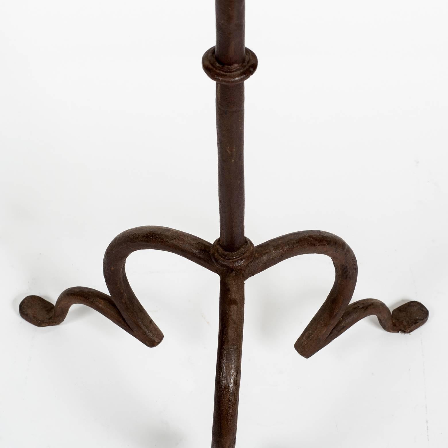 Spanish floor lamp, wrought iron and tripod-shaped base. The lamp shade is the one that appears in the light brown photos.