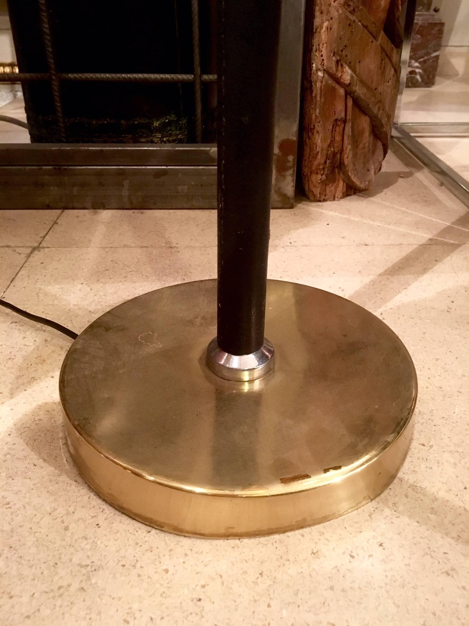 20th Mid-Century Leather and Brass Metal Floor Lamp In Good Condition For Sale In Madrid, ES